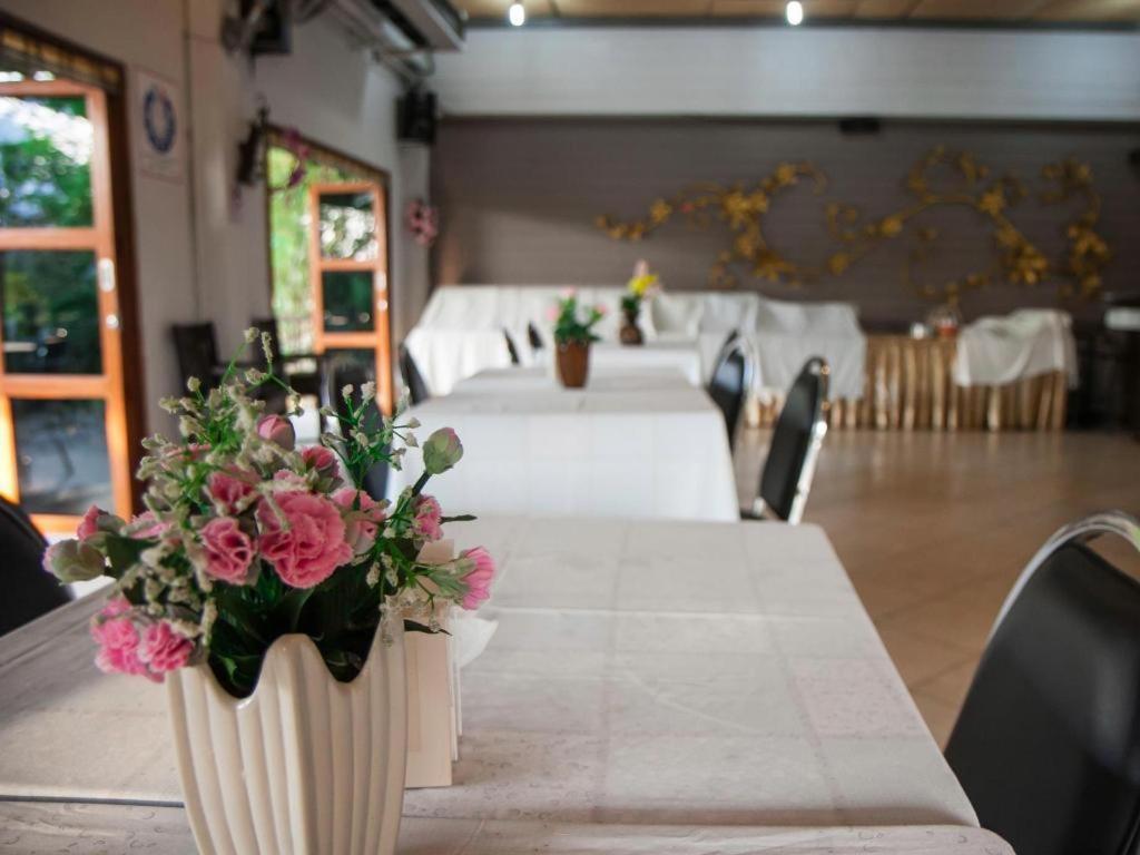 Chayada Garden House And Resort Hotel Nakhonratchasima Buitenkant foto