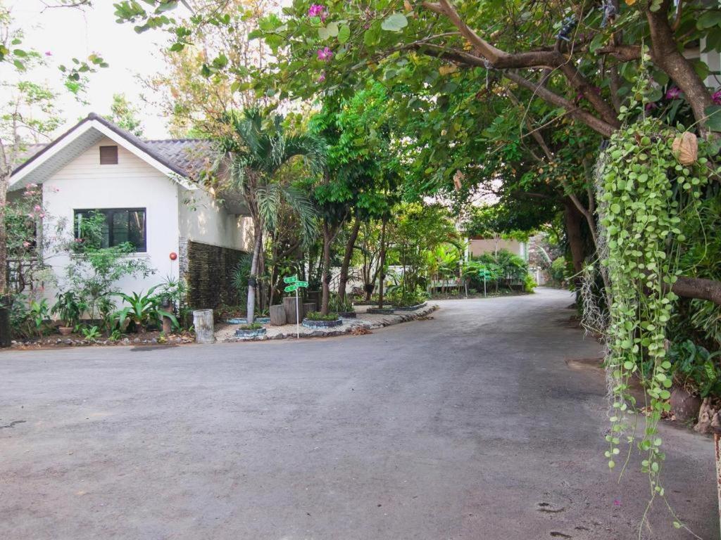 Chayada Garden House And Resort Hotel Nakhonratchasima Buitenkant foto